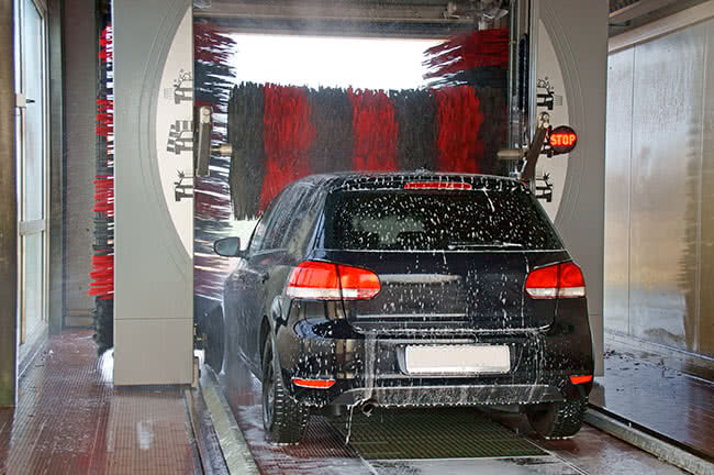 A car in a car wash that can use stain-free water thanks to professional reverse osmosis systems.