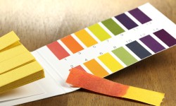 pH Wert Teststreifen mit roter Verfärbung