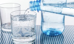 Zwei Gläser werden mit unterschiedlichem Wasser gefüllt, um die verschiedenen Anforderungen an Wasseraufbereitung zu illustrie